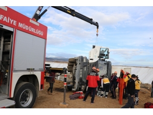Bolu’da, Devrilen Kamyonda Sıkışan Sürücüyü İtfaiye Kurtardı