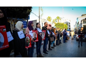 Filistinliler, İsrail Hapishanelerindeki Filistinli Mahkumlara Destek İçin İnsan Zinciri Oluşturdu
