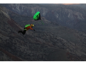 Ekstrem Sporcular, Bin 300 Rakımlı Kaletül-üstad Tepesinden Atladı