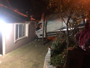 Kamyonet Eve Girdi, Ev Sakinleri Kazayı Ucuz Atlattı