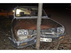 Direksiyon Hakimiyetini Kaybeden Sürücü Ağaca Çarptı: 1 Yaralı