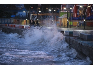 Fırtına Kuzey Ege Sahillerinde Etkili Olmaya Başladı