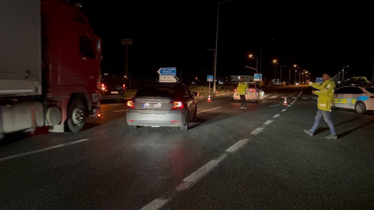 heyelandan-kapanan-erzincan-sivas-kara-yolu-yeniden-ulasima-acildi