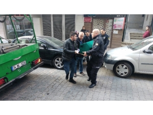 Eşini Bıçakla Öldürdü, Polise Teslim Oldu