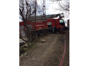 Yangına Giden İtfaiye Ekipleri Kaza Geçirdi
