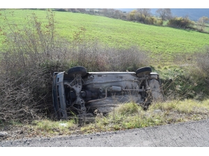 İzmir’de Otomobil Şarampole Yuvarlandı: 2 Yaralı
