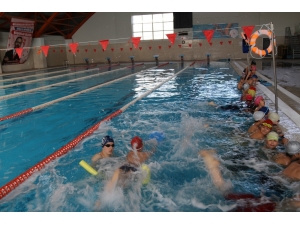 Beden Dersleri Havuzda Yapılıyor, Yüzme Bilmeyen Öğrenci Kalmıyor