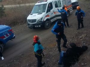 Doğa Yürüyüşünde İki Kayanın Arasına Sıkıştı