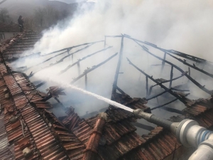 Buldan’da Tek Katlı Ahşap Ev Alevlere Teslim Oldu