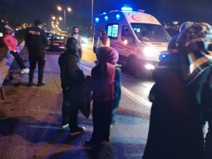 Tem’de Makas Atarak İlerleyen Araç Düğünden Dönen İki Otomobile Çarptı: 3 Yaralı