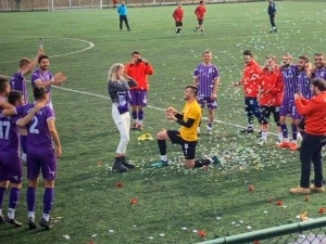 Yeşil Sahada Evlilik Teklifi