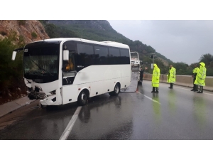 Antalya’da Servis Minibüsü Kazası: 13 Yaralı