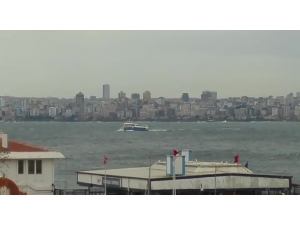 Yolcu Motorunun Şiddetli Lodos Nedeniyle İlerlemekte Zorlandığı Anlar Kamerada