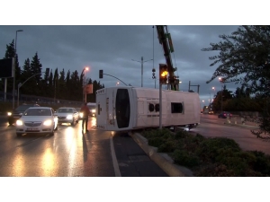 Bakırköy’de Servis Midibüsü Devrildi: 3 Yaralı