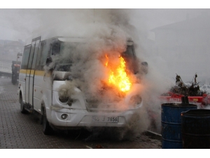 Park Halindeki Okul Taşıtı Alev Alev Yandı