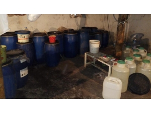 Muhtar, Evini İçki İmalathanesine Çevirdi: 500 Litre İçki Ele Geçirildi