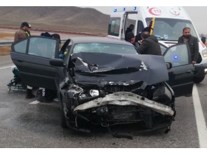 Otomobil Tır’a Arkadan Çarptı: 2 Yaralı