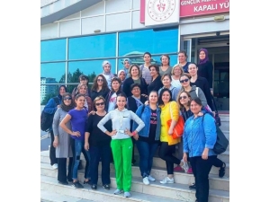 Kadınlar Yunusemre Belediyesiyle Yüzme Öğreniyor