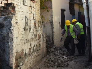 Bağlar Belediyesi Uyuşturucu İle Mücadele Kapsamında Metruk Yapıları Yıkmaya Devam Diyor