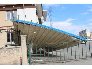Konya’da Şiddetli Rüzgar Düğün Salonunun Tentesini Uçurdu