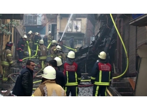 Fatih’te Alev Alev Yanan Binanın Bir Kısmı Çöktü