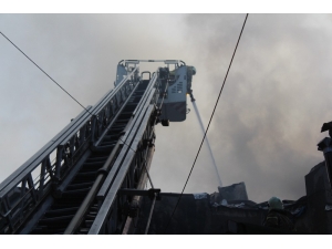 Fatih’te Yanan Ahşap Bina Drone İle Görüntülendi