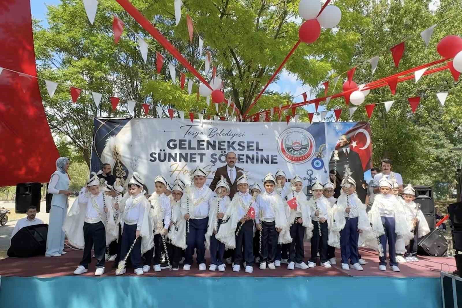 ilcedeki-cocuklar-toplu-sunnet-oldu-duzenlenen-senlikte-doyasiya-eglendi