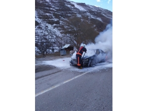 Lüks Otomobilde Çıkan Yangın Korkuttu