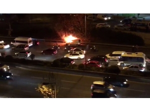 Esenler’de Otomobil Yol Ortasında Alev Aldı
