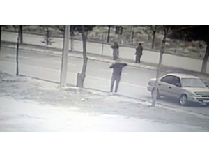 Yolda Yürürken Rüzgarın Uçurduğu Tahtanın Altında Kaldı