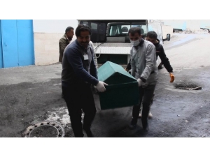 İran Sınırında Erkek Cesedi Bulundu