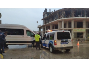 Polis Aracı İle Yolcu Minibüsü Çarpıştı