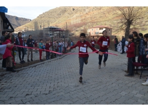 Öğrenciler Köy Meydanında Yarıştı