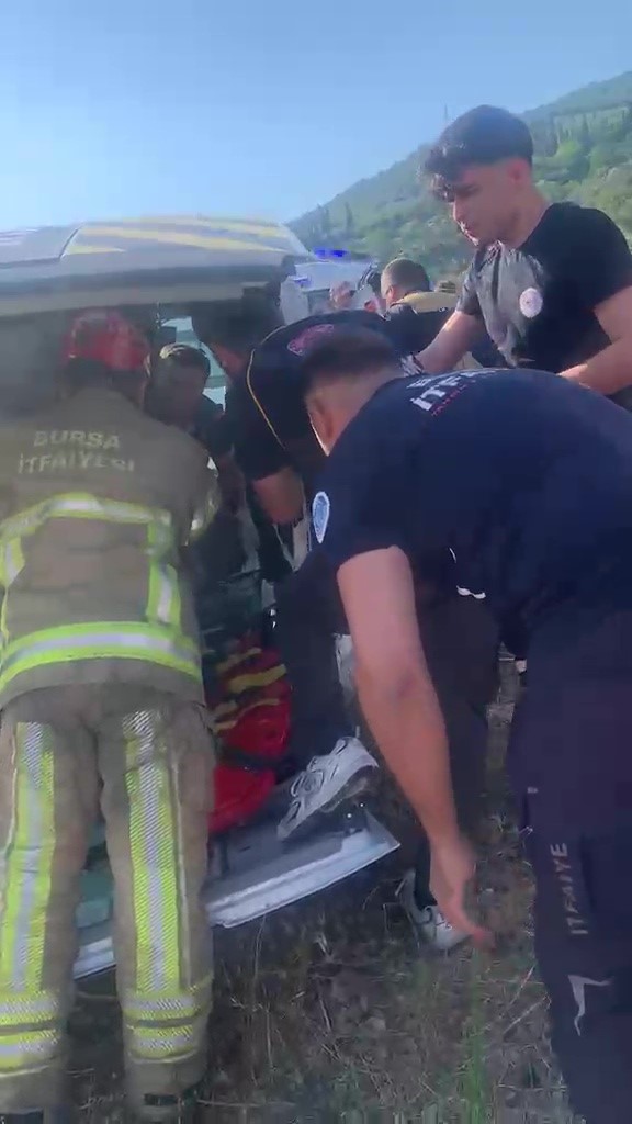 gemlik-te-isci-servisi-ile-otomobil-carpisti-15-yarali