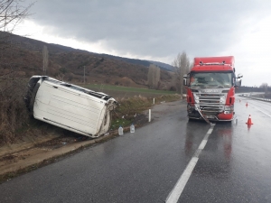 Tırla Minibüs Çarpıştı: 3 Yaralı