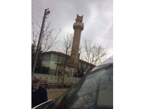 Karaman’da Şiddetli Rüzgar Köy Camisinin Minaresini Yıktı