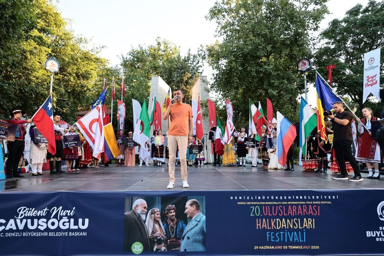20-uluslararasi-halk-danslari-festivali-kortejle-basladi
