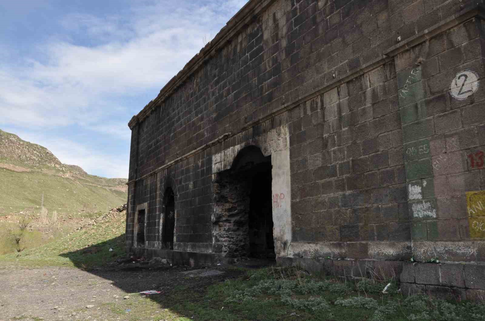 tarihe-terk-edilen-miras-kars-taki-tabyalar-hayvan-barinagina-donustu