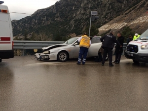 Kayganlaşan Zeminde Kontrolden Çıkan Otomobil Bariyerlere Çarptı: 3 Yaralı