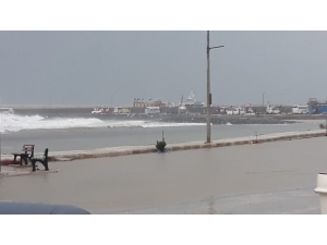 Samandağ’da Fırtına Ve Sağanak Yağış Hayatı Olumsuz Etkiliyor