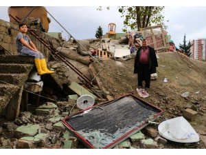 Sağanak Yağış Gecekonduyu Yıktı