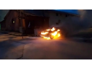 Otomobilin Alev Alev Yandığı Anlar Kamerada