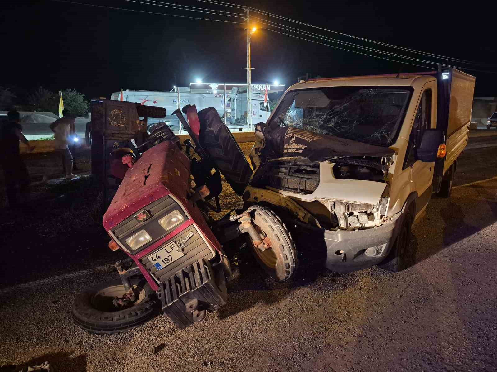 gaziantep-te-kamyonet-ile-traktor-carpisti-3-yarali