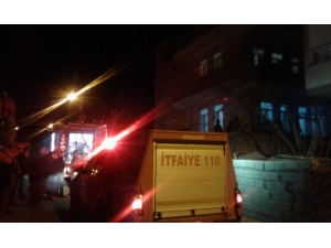 Çatıdaki Odunluk Yandı