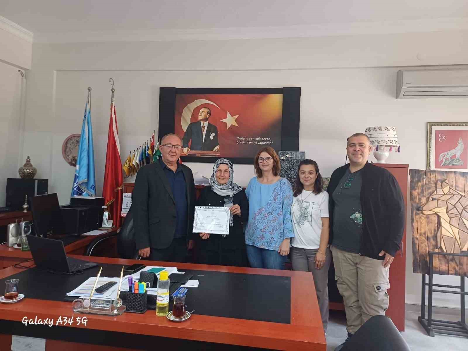 bandirma-da-azim-ve-kararlilikla-gelen-basari-7-ayda-okuma-yazma-ogrendi