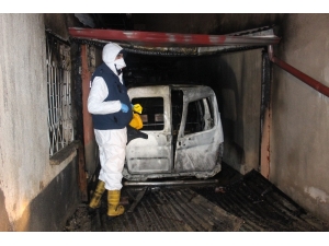 Garajdaki Hafif Ticari Araç Yanarak Kullanılamaz Hale Geldi