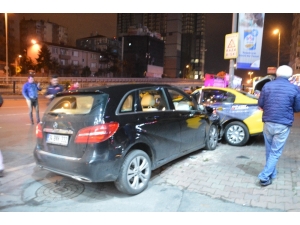 Büyükdere Caddesinde Taksi İle Ticari Araç Çarpıştı: 3 Yaralı
