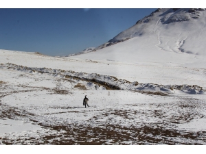 İran Sınırında Erkek Cesedi Bulundu