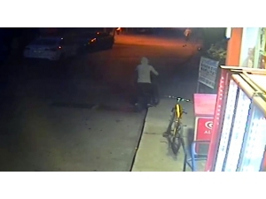 Hırsızların Dükkanın Önüne Bırakılan Bisikleti Çaldığı Anlar Kamerada