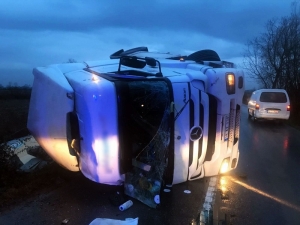 Sürücüsünün Kontrolünden Çıkan Tır Devrildi: 1 Yaralı